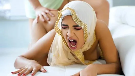 Dolgun Göğüslü Sevimli Müslüman Kız Babi Star Eğilip Kalın Siki Kıçına Alıyor - Hijab Hookup