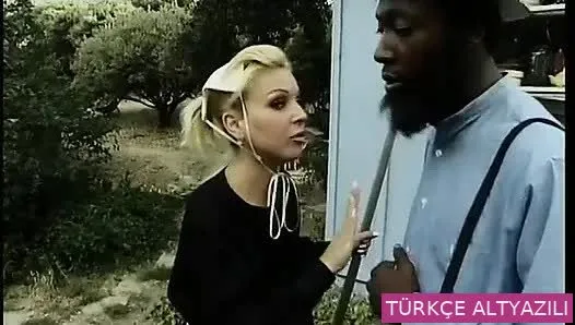 İki Amish erkeği, esmer bir kadınla ırklararası seks yapıyor ve onu götünden sikiyor